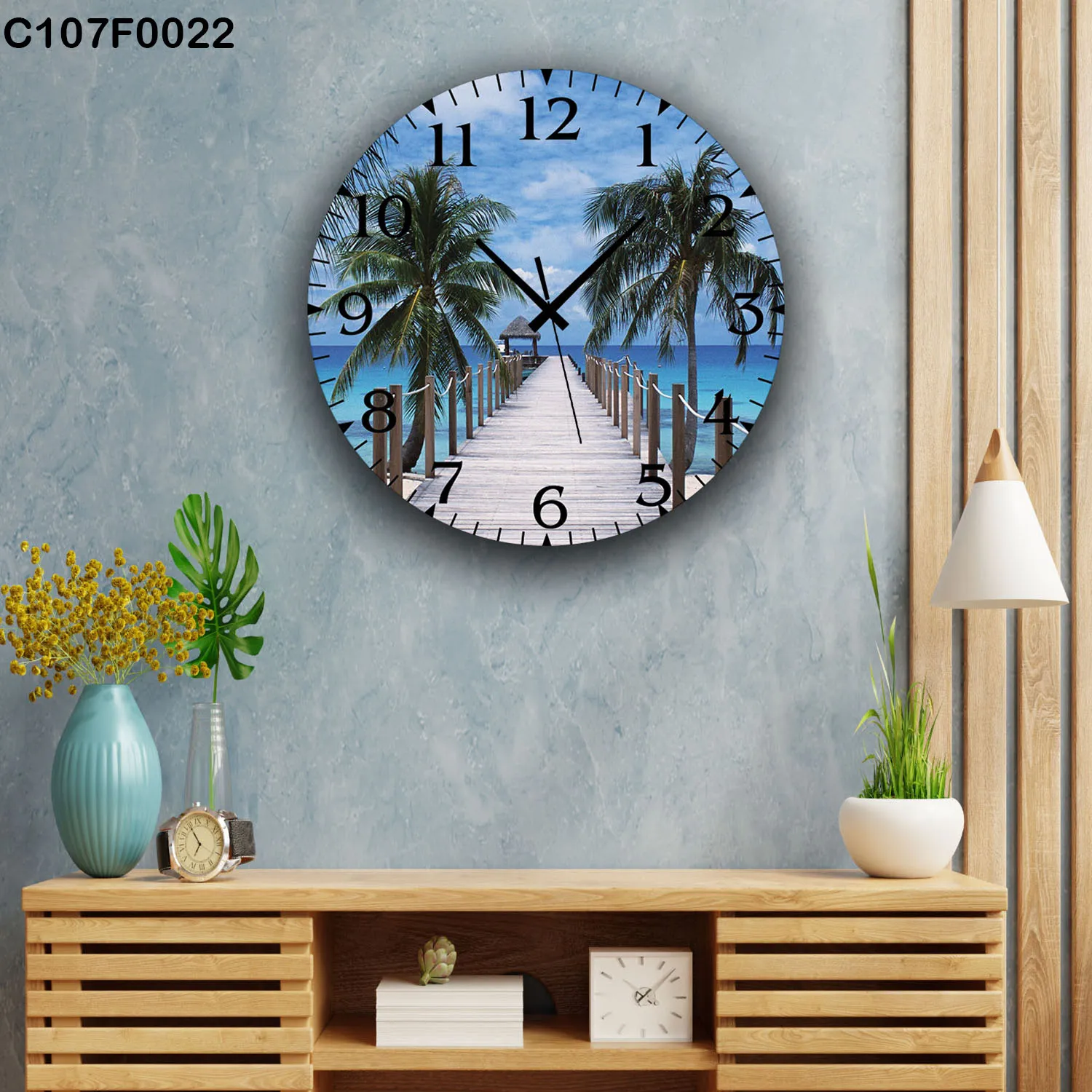 ساعة دائرية شاطئ استوائي نخيل رصيف بحر